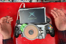 海外ゲーマーが初代Xboxを無理やり携帯化！ 部品はダクトテープで固定、ディスクはむき出しだけどプレイ可能 画像
