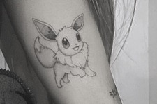 アリアナ・グランデの腕に『ポケモン』イーブイのタトゥーが彫られる、ゲーム好きな一面も明らかに 画像