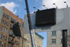 ニューヨーク市民のランドマークとなっていた巨大PlayStation Portableが解体中 画像