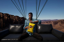 空飛ぶソファーでくつろぐ新作シム『Flying Sofa Simulator』が8月にSteam配信！ 画像