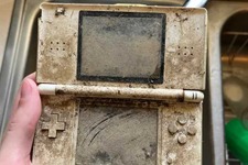 「僕のゲーム機が誰かに盗まれた！」けど実は…海外ゲーマー、DS Liteとの16年ぶりの再会―奇跡的な発見は「つちのなか」！？ボロボロ泥まみれな姿に哀愁 画像