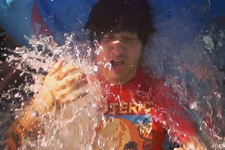 SUDA51がIce Bucket Challengeに挑戦！氷水を被ってiPhoneまでずぶ濡れに 画像