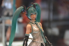 初音ミクやDCとのコラボフィギュアも展示、NYコミコンのスクエニブース現地レポ 画像