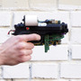 海外アーティストがゲームボーイを魔改造！ その場で印刷できちゃう銃型カメラに