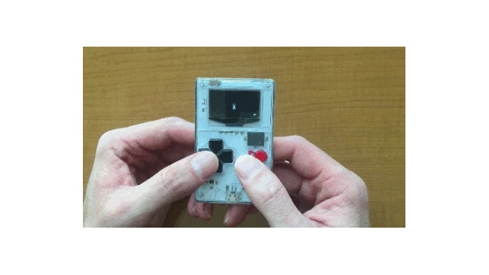 名刺サイズの携帯ゲーム機、Kickstarterで目標の数倍出資集める