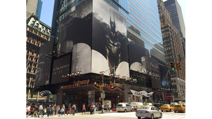 【現地フォトレポ】『バットマン：アーカムナイト』がNYに舞い降りる―巨大広告がタイムズスクエアに出現