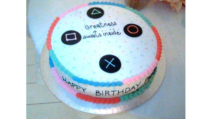 人気配信者PewDiePieがSCEA特製「プレステ誕生日ケーキ」ゲット、中にはお宝アイテムも！