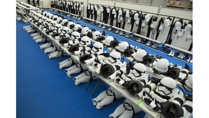 帝国軍の駐屯地？ずらりと並ぶ「スター・ウォーズ/フォースの覚醒」ストームトルーパー装甲服が圧巻