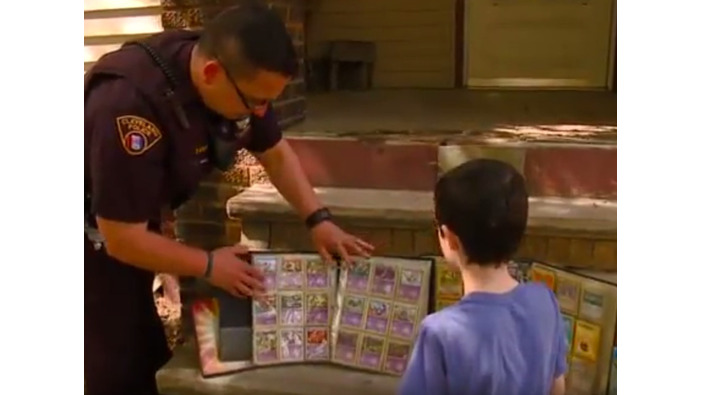 海外の少年が『ポケモン』カード窃盗被害…落ち込む少年へ警官が激レア「ミュウ」贈る
