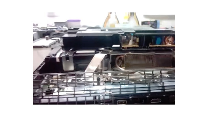 PS4本体内に本物の「ヘビ」発見？ 海外修理屋が報告【観覧注意】