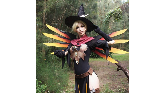 『オーバーウォッチ』魔女っ子マーシー（37）に扮した美人コスプレイヤーが凛々しい…