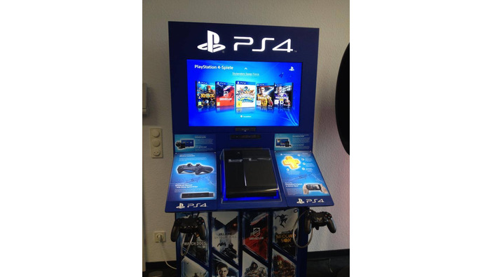 PlayStation 4の店頭試遊台を収めた写真が公開、PS4本体は中央に設置
