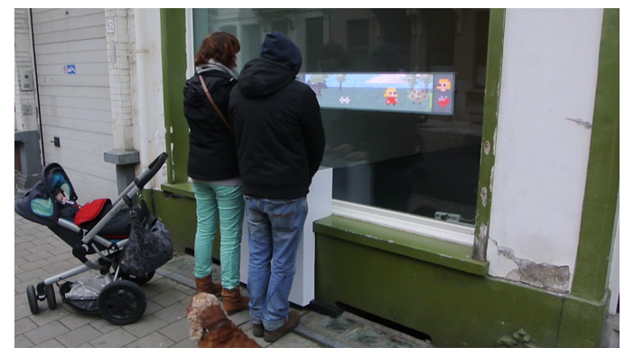 ショーウインドウにフリープレイのビデオゲームを設置してみた街角の映像 ― ベルギー