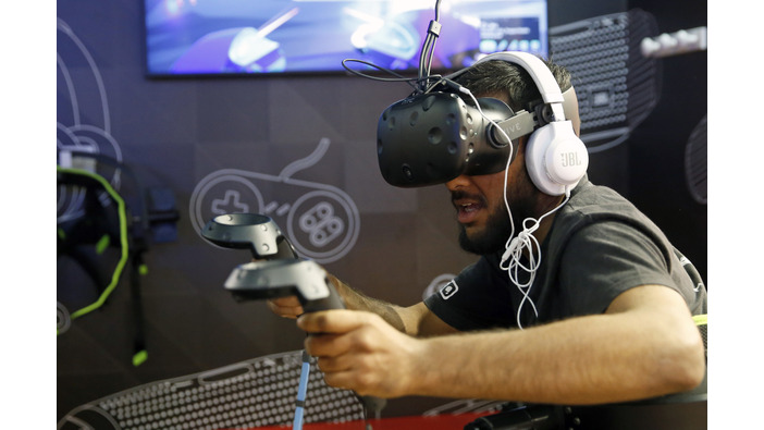 「ゾンビに驚きコントローラーをぶん投げた」「スワイプ操作でフィギュアを壊した」2021年にVR関連の保険金請求が31％増加