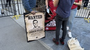 華やかな「TGA2025」会場の裏で繰り広げられる抗議活動。レイオフ実施のCEO賞金首ポスターや生成AIへの批判が並ぶ 画像