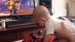 将来はプロゲーマー？生後6ヶ月の赤ちゃんが『ストリートファイターV』ストーリーモードをクリア 画像