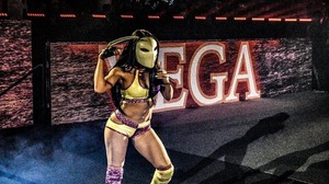 海外女子プロレスラーのゼリーナ・ベガ選手が「バルログ」のコスプレで入場！ 画像