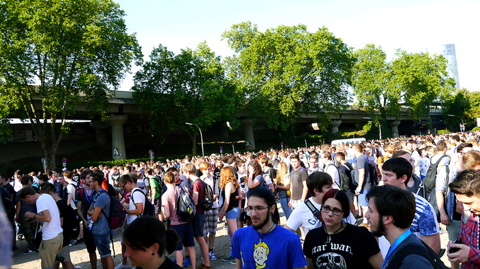 【GC 2015】大盛況のgamescom 2015会場周辺の模様をお届け―『Fallout 4』看板も!