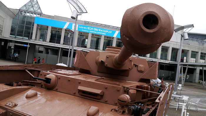 【TGS 15】巨大すぎる超重戦車オイがWargamingブースに設置!IV号戦車実物大プロップも