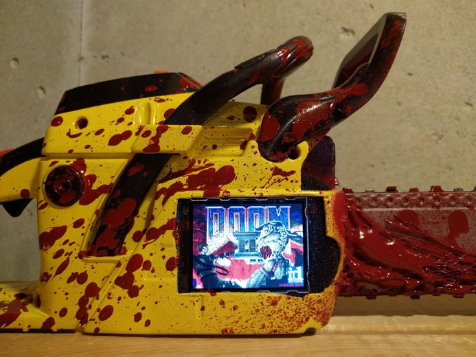 血みどろトイチェーンソーで『Doom 2』が動作！？海外ファンによる力作ガジェット