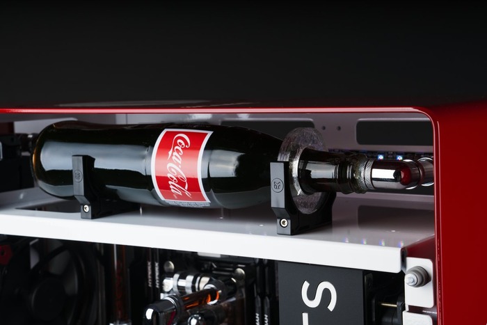 ガラス瓶はなんと本物！“コカ・コーラ”をテーマにした液冷ワンオフPCが公開