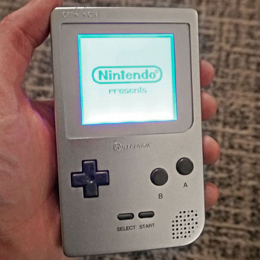 あの「ゲームボーイ」互換機が登場!アルミ製、内蔵バッテリーやバックライトも搭載