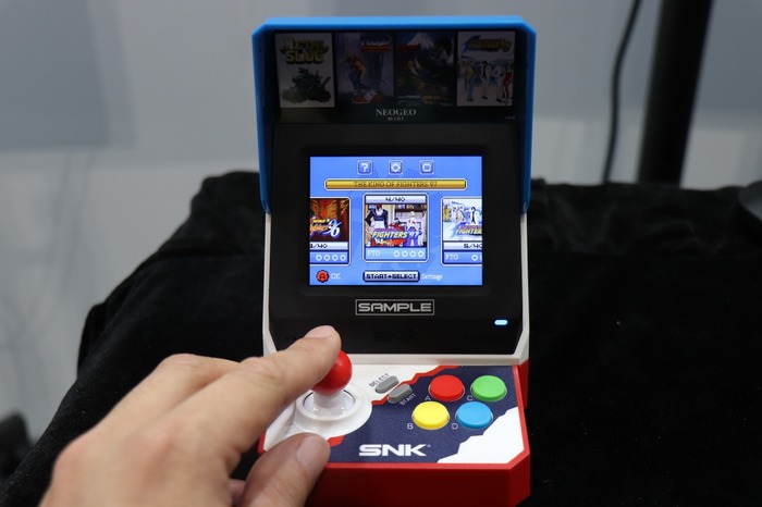 会場で「NEOGEO mini」を発見!気になるサイズや操作性をチェック【E3 2018】