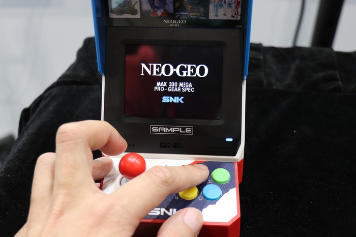 会場で「NEOGEO mini」を発見！気になるサイズや操作性をチェック【E3 2018】