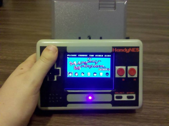 海外レトロゲームファンが制作した、コントローラーデザインの携帯型NES！