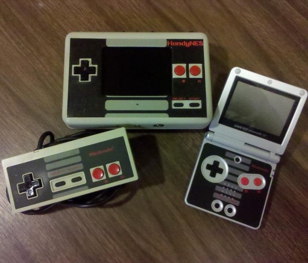 海外レトロゲームファンが制作した、コントローラーデザインの携帯型NES！
