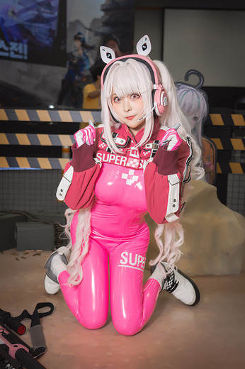 アリス『勝利の女神：NIKKE』／モデル：DyangYi（@DyangYi）、撮影：乃木章