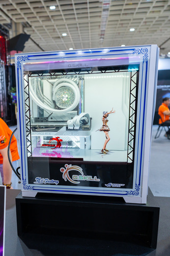 パソコンからビールが出てきた!カオスなカスタムPCで会場を熱くした「G.SKILL」出展PCたち【COMPUTEX 2023】