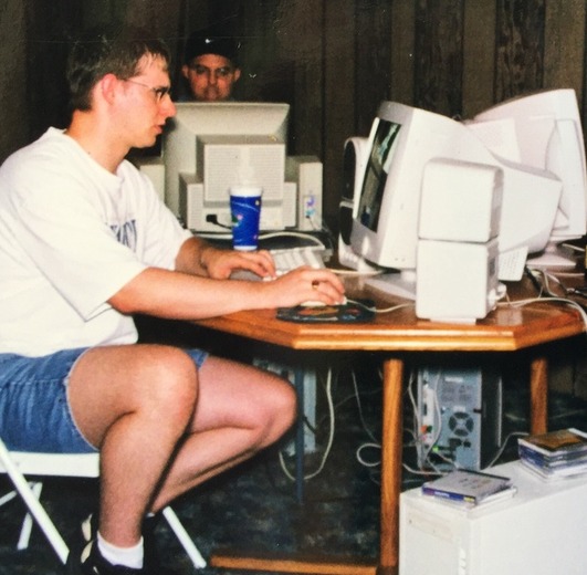 本日の一枚 『あのとき君はデカかった……旧式PCが並ぶQuake IIのLANパーティー会場』