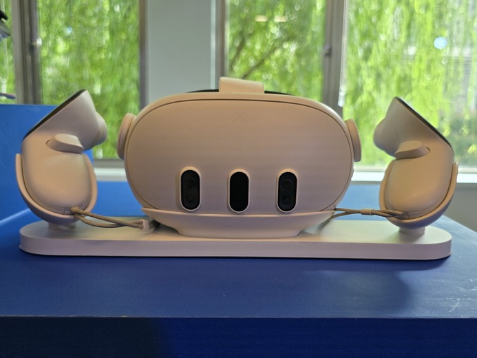 Meta Quest 3の特徴的な三つ目のうち中央の窓に対象物との距離を測る深度センサー1基が中央に搭載されている。