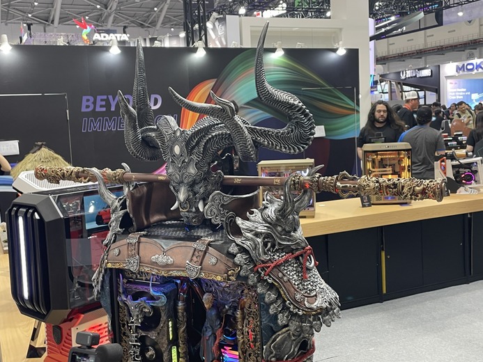 これがPCケースって嘘でしょ!?わらぶき屋根の家から装飾が凄まじい『黒神話:悟空』仕様まで、「Thermaltake」変態製品たち【COMPUTEX 2025】