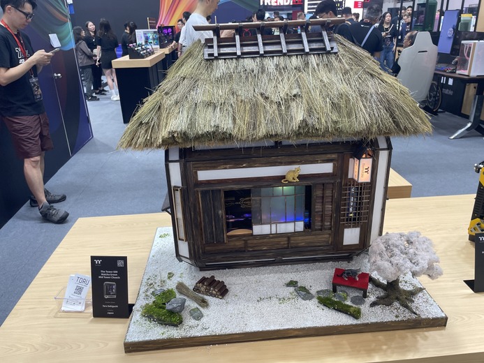 これがPCケースって嘘でしょ!?わらぶき屋根の家から装飾が凄まじい『黒神話:悟空』仕様まで、「Thermaltake」変態製品たち【COMPUTEX 2025】