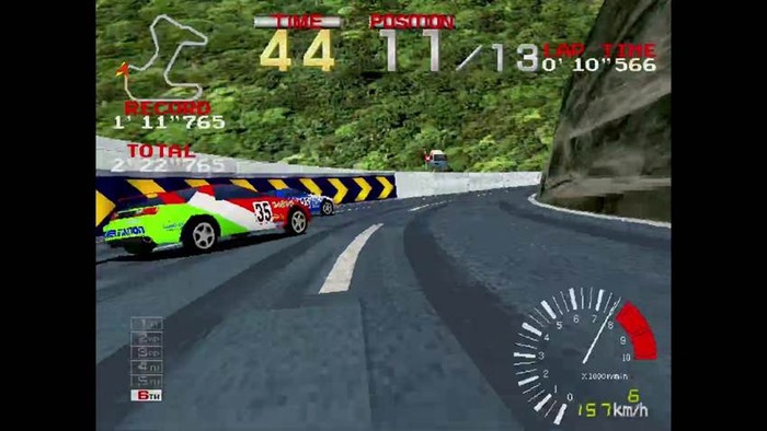 AC版『リッジレーサー』は当初期待されていないタイトルだった?F1ブーム終盤に入れ換わるように誕生した新時代のドリフトレースゲーム【アケアカ2移植記念特集】