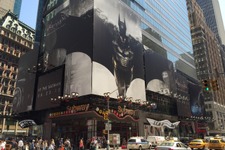 【現地フォトレポ】『バットマン：アーカムナイト』がNYに舞い降りる―巨大広告がタイムズスクエアに出現 画像