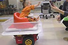 イサカ大学の研究者がバランスWiiボードを利用した幼児用電動椅子を開発 画像