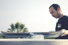 永久磁石で浮遊するスケボー「Lexus hoverboard」の新映像！ 画像