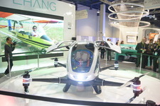 中国の自律飛行ドローンがCESに展示―人を乗せて500m上昇可能 画像
