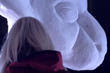 純白の芸術！『人喰いの大鷲トリコ』の雪像を制作する海外映像 画像