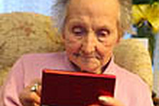 長寿の秘訣はゲーム？ DSをプレイする100歳のおばあちゃん現る 画像