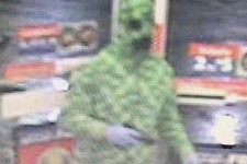 米国で『マイクラ』クリーパー柄パーカーを着た強盗を捜査中、煙草と現金盗んだ疑い 画像