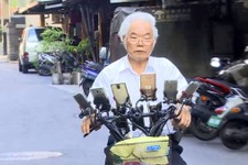 自転車に9台のスマホ、その理由は『ポケモンGO』？台湾在住70歳のヘビーユーザーおじいちゃん 画像
