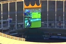 『マリオカート8』を米野球場の大画面バックスクリーンでプレイする様子が偶然発見―世界一贅沢なプレイ？ 画像