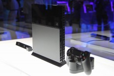 TGS 13: プレイステーション4の本体と3色のコントローラーをチェック 画像