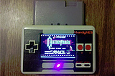 海外レトロゲームファンが制作した、コントローラーデザインの携帯型NES！ 画像