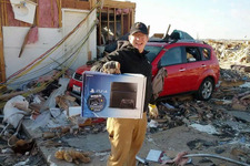 竜巻で崩れた家の中から発売直後のPS4を無事発見したユーザーが現る 画像