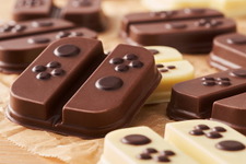 任天堂から“おいしいおすそわけ”！実物さながらにシェアできる「Joy-Con型のチョコレート」公開 画像